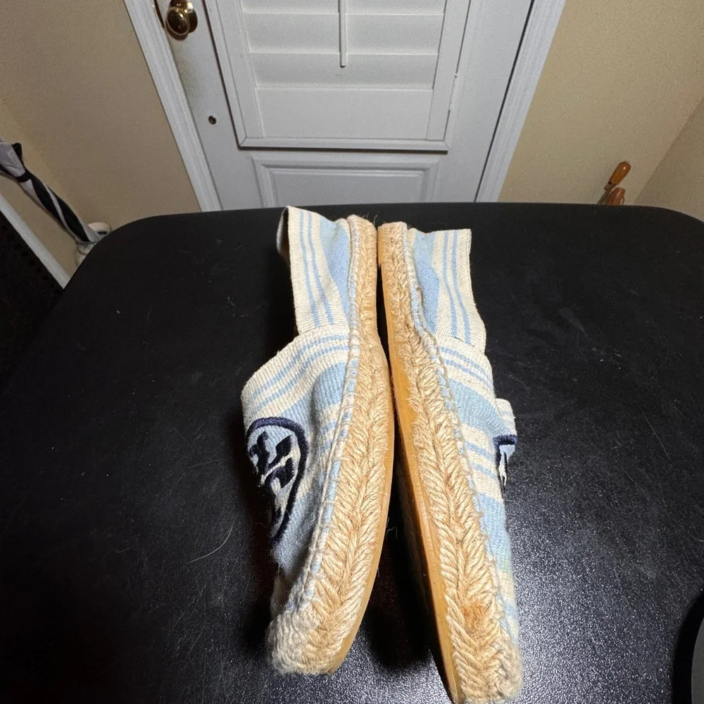 Tory Burch size 10 blue/ cream canvas espadrille